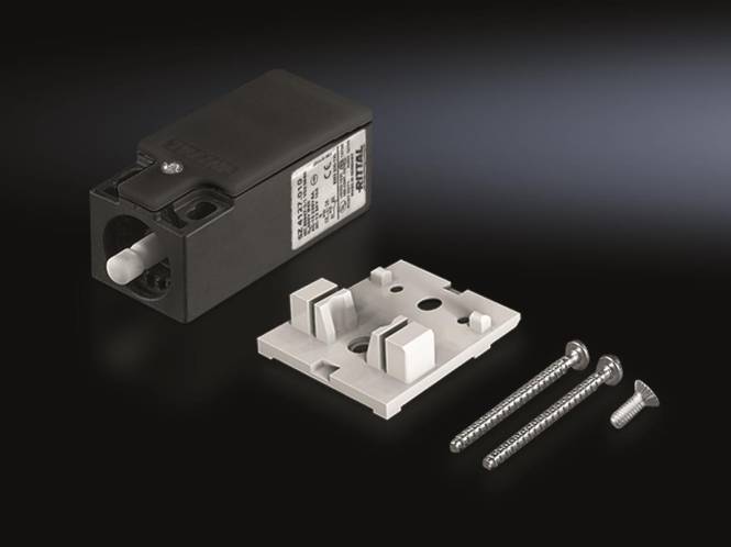 Ein schwarzes elektrisches Bauteil mit weißer Beschriftung, das Anschlusskomponenten zeigt und von einer weißen Montageklammer und Schrauben vor dunklem Hintergrund begleitet wird.