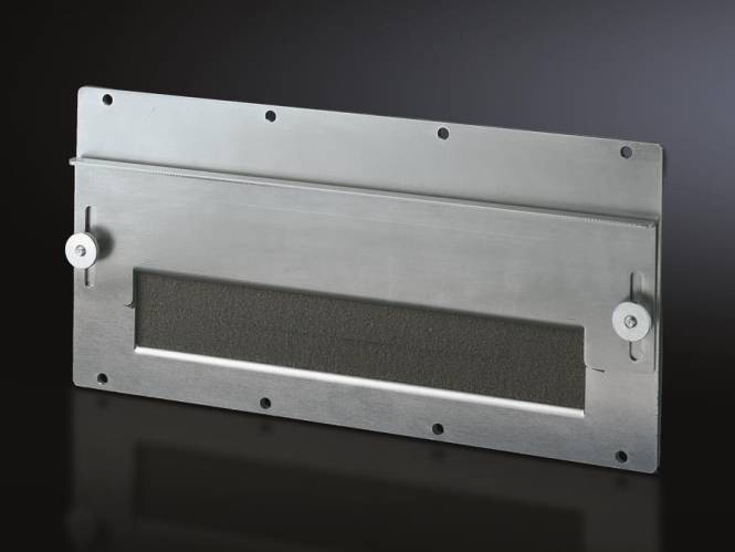 Ein rechteckiger Metallgegenstand mit einem rechteckigen Ausschnitt in der Mitte, möglicherweise ein Maschinenteil oder eine Blende, vor dunklem Hintergrund dargestellt.