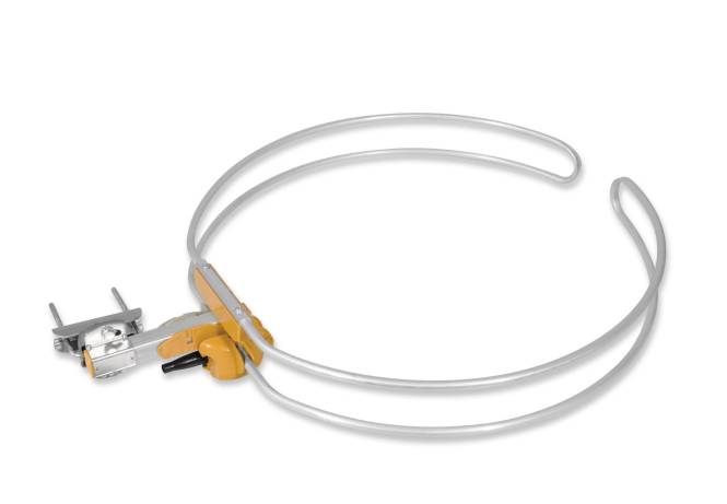 Ein Metallreif mit einem gelben Scharnier und einer Klemmvorrichtung, möglicherweise Teil eines mechanischen Werkzeugs oder einer Ausrüstung, auf weißem Hintergrund.