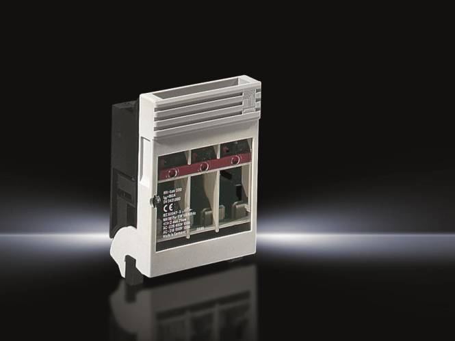 Ein BBX-LAH DIN08 Schutzrelais von Socomec, das sein kompaktes Design vor schwarzem Hintergrund zeigt.