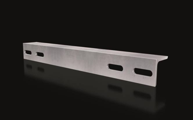 Ein schlanker Metallbalken mit zwei länglichen Löchern liegt vor einem schwarzen Hintergrund und zeigt industrielles Design und Konstruktionsnutzen.