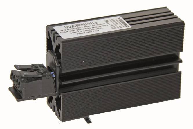 Eine schwarze extrudierte Aluminium-komponente mit einer Warnbezeichnung zum Thema Erhitzung, die Belüftungsrillen und eine kompakte, rechteckige Form aufweist.