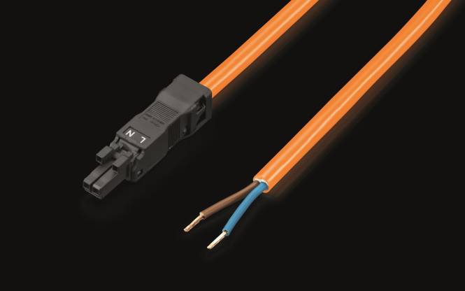 Zwei orangefarbene Stromleitungen mit freiliegenden Kupferspitzen sind mit einem schwarzen L-N-Anschluss verbunden, der Außenleiter und Neutralleiter anzeigt.