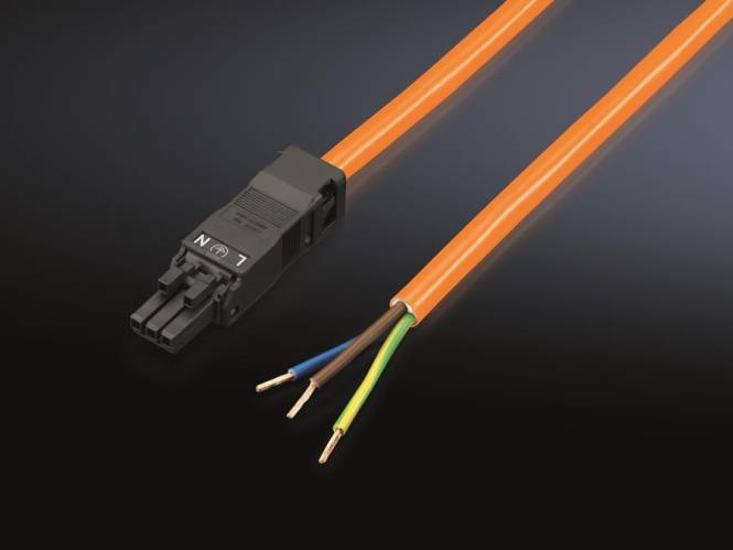 Ein oranges Stromkabel mit schwarzen Steckern an einem Ende und freiliegenden farbigen Drähten (braun, blau, grün/gelb) am anderen Ende.