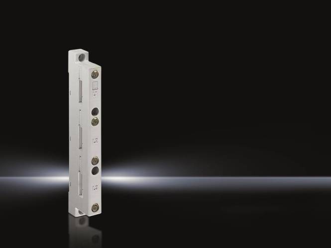 Eine vertikale, rechteckige, metallische Komponente mit mehreren kreisförmigen Anschlüssen vor schwarzem Hintergrund, teilweise das Licht reflektierend.