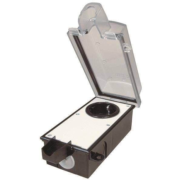 Eine rechteckige Außensteckdose mit offener transparenter Abdeckung, die zum Schutz vor Witterung ausgelegt ist und zeigt eine einzelne kreisförmige Steckdose.