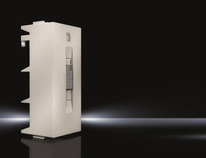 Ein weißer, rechteckiger Computerserver mit Lüftungsöffnungen und Logos steht vor einem dunklen Hintergrund und wird durch ein schwaches Licht teilweise beleuchtet.