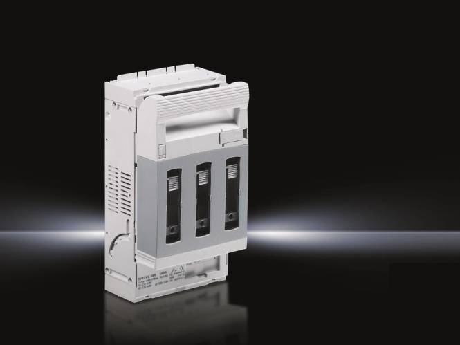 Eine detaillierte Ansicht eines dreipoligen Schaltschutzers vor schwarzem Hintergrund, die seine Konfiguration und Designmerkmale hervorhebt.