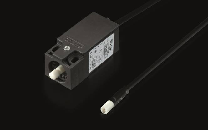 Ein schwarzer industrieller Schalter mit Kabel, Modellnummer 'Z-15GW24-B', von Omron. Der Schalter verfügt über einen weißen Knopf, sichtbare Modelldetails und Logos.