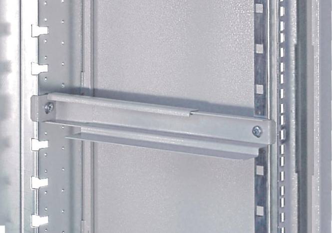 Nahaufnahme eines Metallrahmens mit einem Schieberegalsmechanismus, mit grauem, industriellem Design und sichtbaren Schrauben und Schienen.