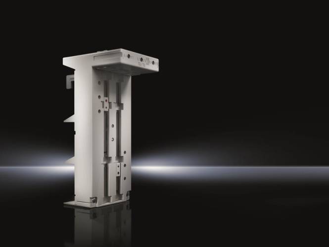 Eine stehende elektronische Gerätehalterung mit schlankem metallischem Design, vor einem schwarzen Hintergrund mit subtillem Horizontschein.