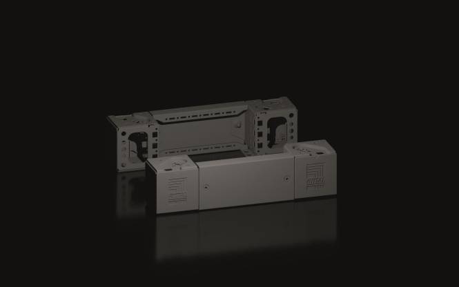 Rechteckige Metallhalterung mit offenen Seiten, ausgestattet mit Schlitzen und Löchern zur Montage. Geprägte Logo und Text „FINAL