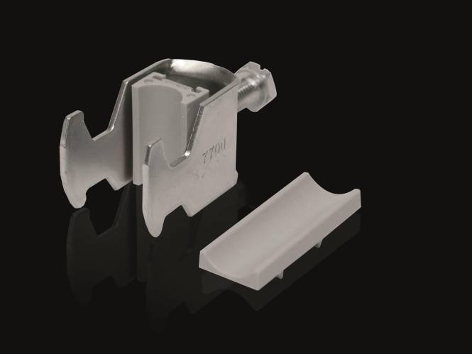 Eine Metallhalterung und ein Kunststoffschieber werden auf einer reflektierenden schwarzen Oberfläche platziert. Die Halterung hat eine eingravierte Beschriftung „T7001