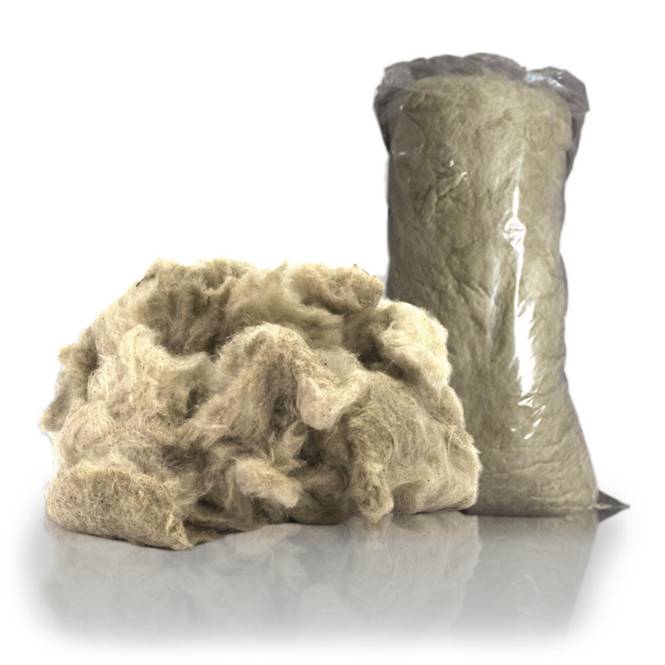 Ein Haufen loser, flauschiger Isoliermaterial neben einem versiegelten, durchsichtigen Plastikbeutel mit ähnlichem Isoliermaterial.