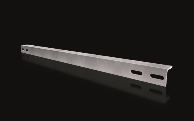 Ein langer, eleganter metallischer Balken mit zwei rechteckigen Aussparungen, vor einem dunklen Hintergrund.