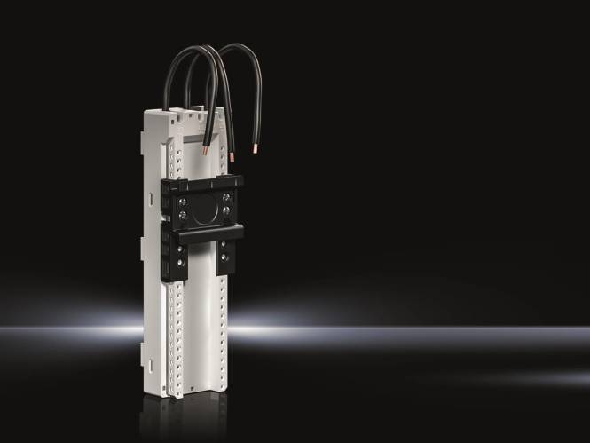 Ein Schutzschalter mit freiliegenden Drähten oben ist vor einem schwarzen Hintergrund angebracht. Er verfügt über einen weißen Körper mit einer schwarzen Befestigungshalterung.