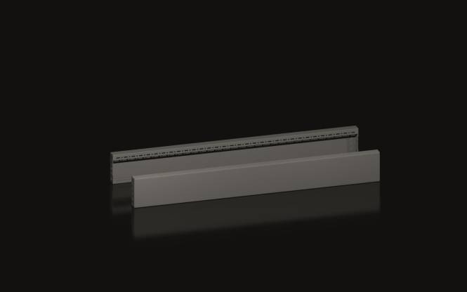 Ein langer, rechteckiger, grauer Gegenstand mit einem hohlen Inneren, der einem Bauträger oder einer Stütze ähnelt, vor einem dunklen Hintergrund.