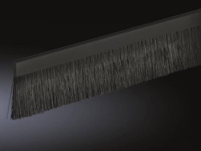 Ein dunkler, eleganter Pinsel mit dicht gepackten schwarzen Borsten in linearer Anordnung vor schwarzem Hintergrund.