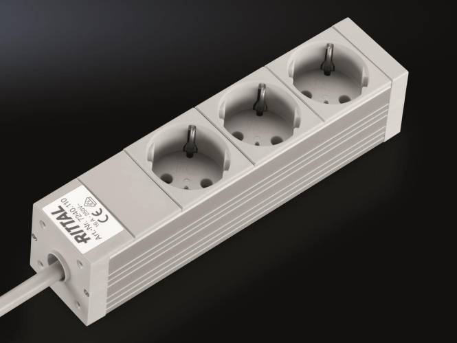 Eine weiße Steckdosenleiste mit drei europäischen Steckdosen, mit der Aufschrift „Rittal