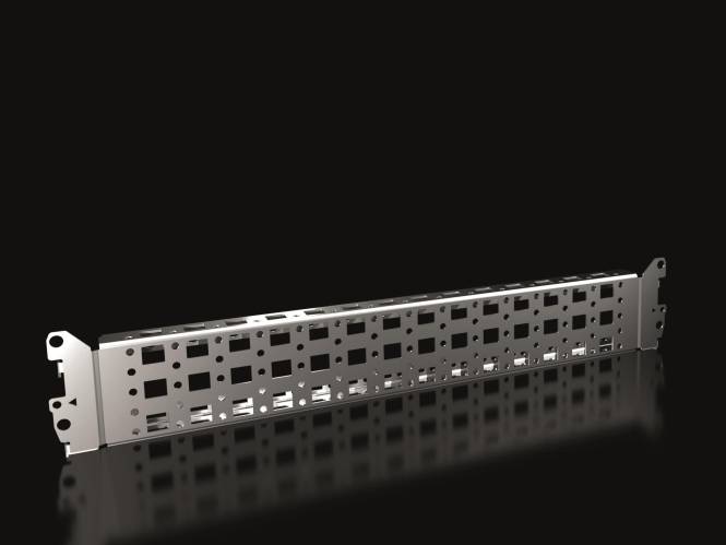 Metallgestell mit gleichmäßig verteilten rechteckigen Schlitzen und Löchern, wahrscheinlich zur Montage von elektronischen Komponenten oder Geräten, auf einer reflektierenden schwarzen Oberfläche.