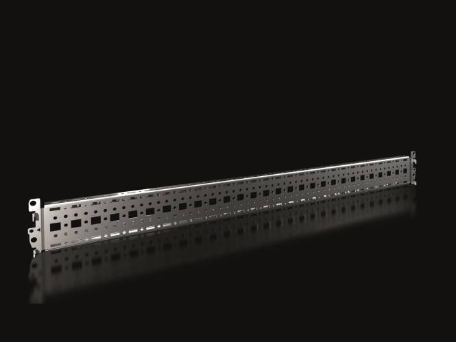 Ein langer metallischer Balken mit gleichmäßig verteilten Löchern, wahrscheinlich ein Bau- oder Industriebauteil, vor dunklem Hintergrund.