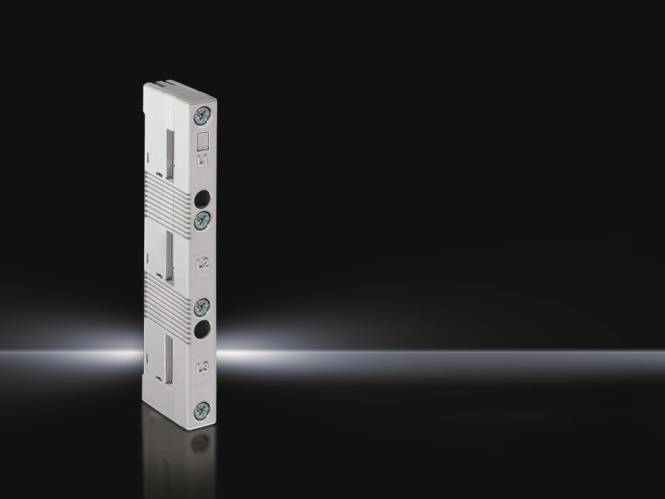 Eine metallische rechteckige Türklinke mit zwei Schrauben und drei kreisförmigen Löchern, vor einem dunklen Farbverlaufshintergrund.