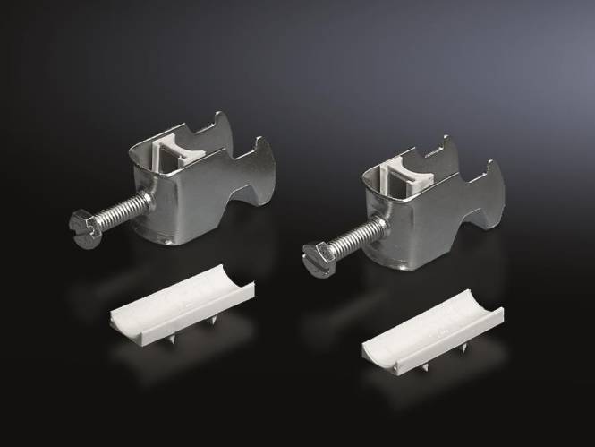 Zwei metallische Montageklammern und Schrauben, jeweils mit weißen, rechteckigen Kunststoffträgern gepaart, auf dunklem Hintergrund angezeigt.