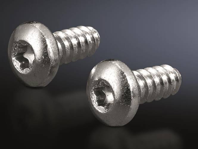 Nahaufnahmebild von zwei metallischen Schrauben mit sechskantigen Köpfen, horizontal auf einer dunklen, reflektierenden Oberfläche positioniert.