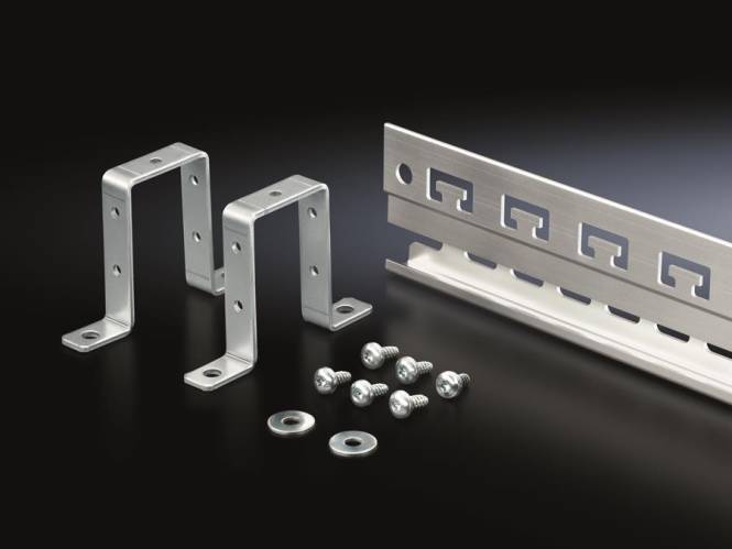 Verschiedene Metallhalterungen und Schrauben sind auf einer dunklen Oberfläche angeordnet und zeigen verschiedene Arten von Befestigungshardware.