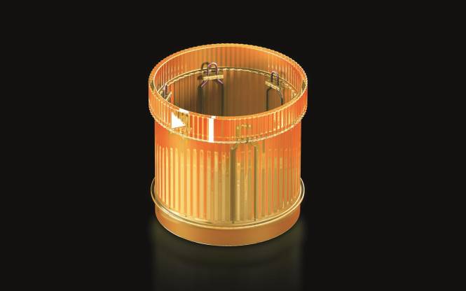 Ein goldener, zylindrischer Vogelkäfig steht vor einem dunklen Hintergrund, oben offen mit einer kleinen Tür auf einer Seite.