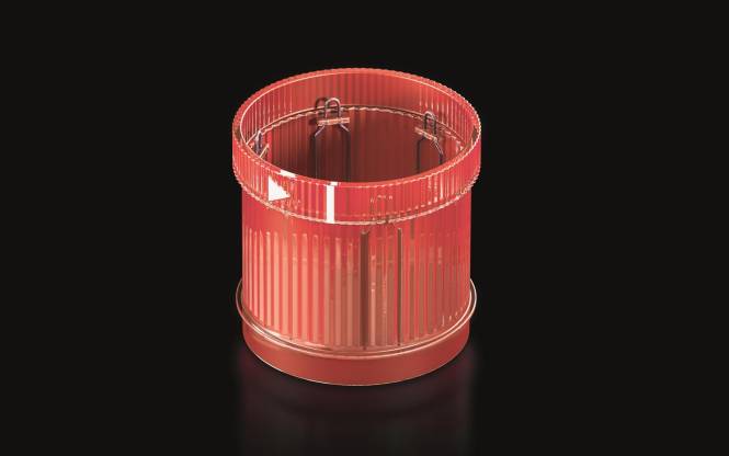 Ein durchscheinender roter zylindrischer Behälter mit vertikalen Rillen. Er ist oben offen und steht auf einer glatten, dunklen Oberfläche.
