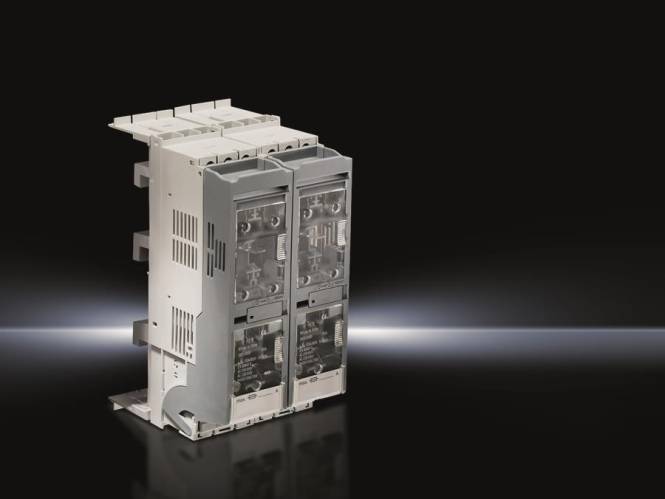 Ein elektronischer Industrieregler mit Doppelmodulgehäuse, vor einem dunklen Hintergrund mit einem sanften Lichtgradienten dahinter.