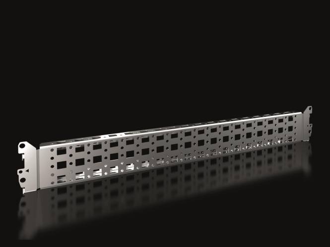 Ein perforiertes Metallbalken mit gleichmäßig verteilten quadratischen Löchern, das Licht reflektierend, vor einem dunklen Hintergrund gezeigt.