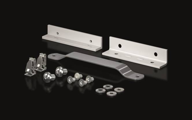 Metallwandmontageset mit Halterungen, Schrauben, Muttern und Unterlegscheiben auf schwarzem Hintergrund angeordnet. Geeignet zur Befestigung von Objekten an Oberflächen.