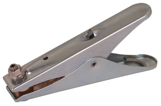 Eine Nahaufnahme einer Metallkrokodilklemme mit einem Bolzen für die Drahtverbindung, häufig in elektrischen Anwendungen zur Erdung oder Konnektivität verwendet.