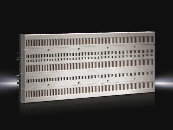 Rechteckiges Objekt mit gleichmäßig verteilten horizontalen Latten, ähnlich wie ein minimalistischer Lautsprecher oder eine Lüftungsabdeckung, vor schwarzem Hintergrund.