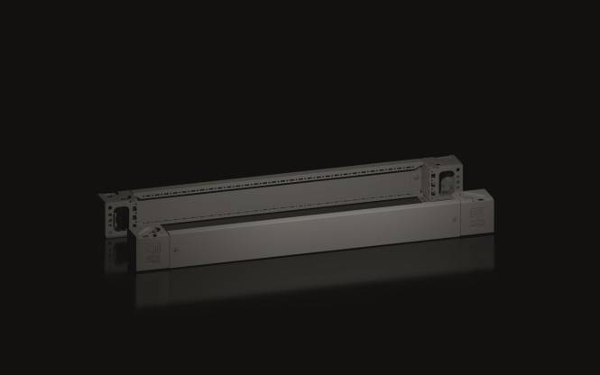 Ein langer, rechteckiger elektronischer Apparat mit mehreren Anschlussports an seinen Enden, vor einem dunklen Hintergrund.