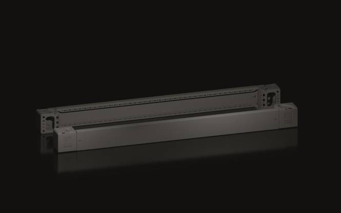 Ein langes, dunkles Metallobjekt mit raffinierten Rillen und Löchern liegt diagonal vor einem schwarzen Hintergrund und erinnert an industrielle Maschinerie.