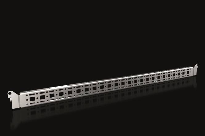 Ein langer, metallischer Balken mit quadratischen Aussparungsmustern vor schwarzem Hintergrund, verwendet in Bau- oder Ingenieurkontexten.