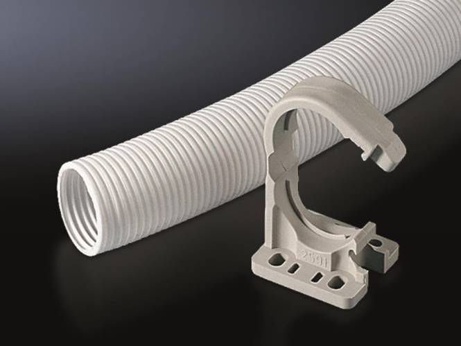 Ein flexibles, weißes Kunststoff-Wellrohr wird neben einer grauen Kunststoffschelle angezeigt, die zum Sichern des Rohrs vorgesehen ist.
