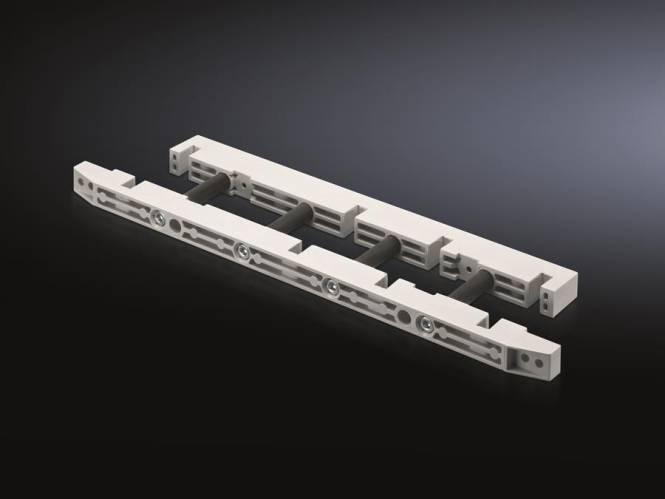 Ein 3D-gerendertes Bild einer mechanischen Komponente mit drei ausgerichteten Stangen und miteinander verbundenen rechteckigen Blöcken, vor einem dunklen Hintergrund.