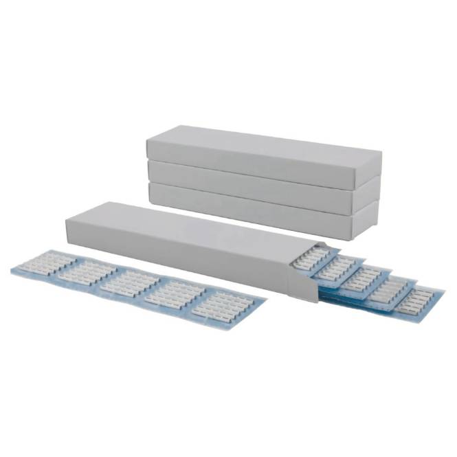 Ein Stapel weißer Kartons mit einem offenen Karton, der mehrere blaue Blisterpackungen mit in Reihen angeordneten Tabletten zeigt.