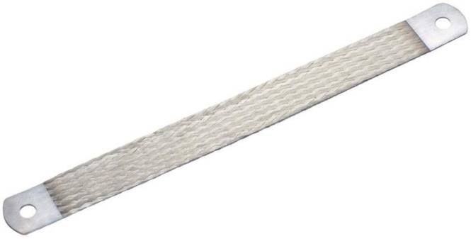 Weißes rechteckiges Flechtpackmaterial mit einer subtilen Wellentextur, diagonal über einem einfachen weißen Hintergrund angeordnet.