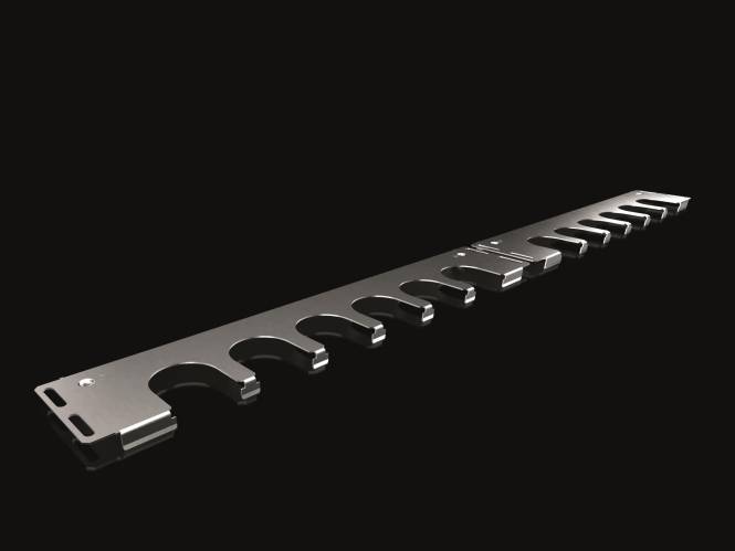 Eine Reihe von Ringschlüsseln in verschiedenen Größen, in aufsteigender Reihenfolge auf einer schwarzen Oberfläche angeordnet, wobei der metallische Glanz hervorgehoben wird.