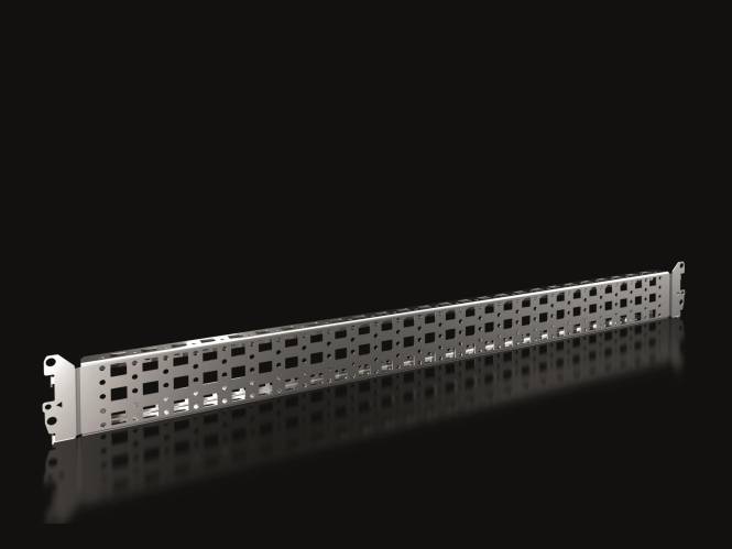 Ein langer, durchlöcherter Metallträger erstreckt sich diagonal über einen schwarzen Hintergrund, wobei quadratische und rechteckige Ausschnitte entlang seiner Oberfläche sichtbar sind.