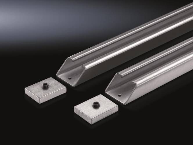 Metallische V-Nut-Schienen und Montageplatte auf dunklem Hintergrund, zeigt zwei Schienen und zwei quadratische Platten mit Montagelöchern.