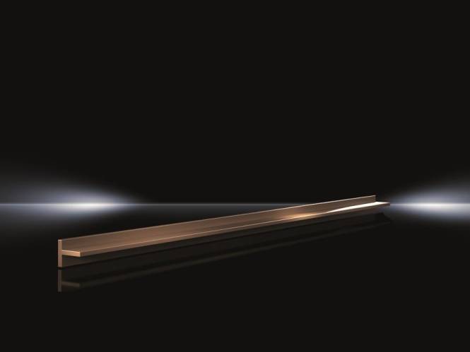 Ein schlankes, längliches, bronzefarbendes Objekt auf einer reflektierenden schwarzen Oberfläche mit schwachem Licht, das eine moderne und minimalistische Ästhetik schafft.