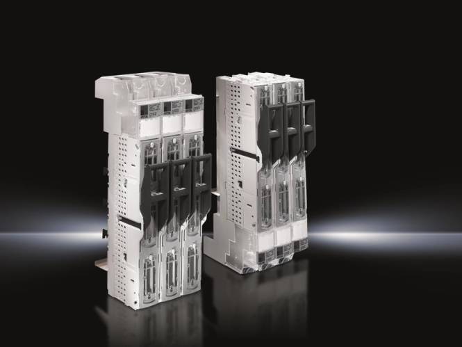 Zwei parallele, hohe elektrische Komponenten mit transparenten Abschnitten und schwarzen Griffen, vor einem dunklen, reflektierenden Hintergrund.