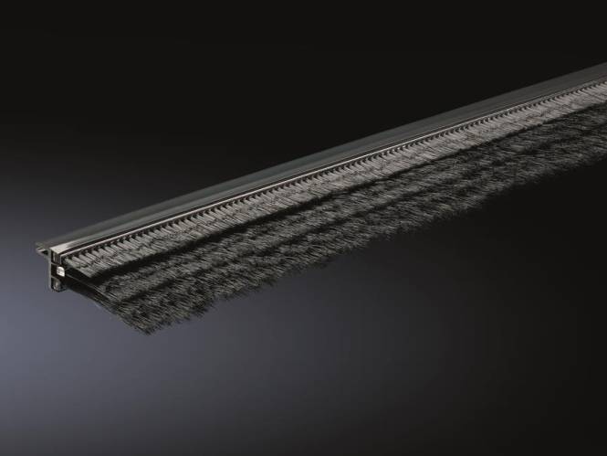 Nahaufnahme eines Bürstenstreifens zur Abdichtung oder Staubschutz, der dichte Borsten und einen langen Metallhalter vor dunklem Hintergrund zeigt.