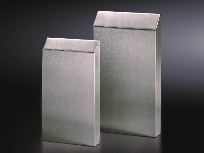 Zwei vertikale rechteckige Metallkästen mit flachen Oberseiten auf dunklem Hintergrund, einer größer und höher, beide mit einer gebürsteten Textur.